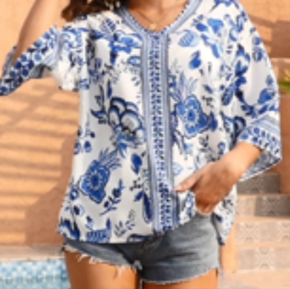 ⭐Blue and White Floral Blouse Shirt Oversized Top Size small
